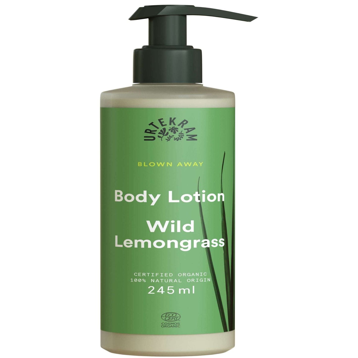 Urtekram Blown Away Wild Lemongrass Vartalovoide; vihreä muovipullo mustalla pumpulla, tekstillä "Urtekram Blown Away Body Lotion Wild Lemongrass", pystyssä; pakkaus mattapintainen ja lieriömäinen; luettavissa maininnat sertifioidusta luomusta, 100-prosenttisesta luonnollisesta alkuperästä ja tilavuudesta 245 ml; kirjasintyyli groteski valkoisena; tasainen vaalea tausta, ei ihmisiä tai käsiä; suoraan edestä kuvattu etikettitiedot.