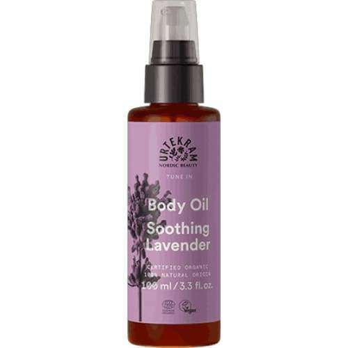 Urtekram Tune In Soothing Lavender Vartaloöljy; ruskea, lieriömäinen Urtekram Body Oil Soothing Lavender -pullo mattapinnalla, huipulla musta muovinen pumppuannostelija; etuetiketti violetti, laventelikuvituksin ja selkeällä valkoisella groteskitekstillä; pullossa maininta 100 ml (3,3 fl. oz.); tuote yksin vaaleaa taustaa vasten, ei ihmisiä tai käsiä; rauhoittava laventeliöljy voitelee ihoa.