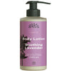 Urtekram Tune In Soothing Lavender Vartalovoide; Urtekram Tune In Body Lotion -pullo rauhoittavalla laventelintuoksulla, 245 ml, kätevällä pumppuannostelijalla ja violetilla laventelikuvitetulla etiketillä; pullo lieriömäinen läpinäkymätöntä materiaalia mattapinnalla; siistiä, groteskia typografiaa, tuotetiedot valkoisin kirjaimin; ei ihmisiä tai käsiä; neutraali ja siisti tausta lähikuvassa.