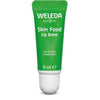 Weleda Skin Food Lip Balm -tuubi, 8 ml, vihreä, kuiville ja halkeilleille huulille rikastettu, valkoinen korkki; mattapintainen puristettava tuubi, sylinterimäinen muoto pyöristetyin reunoin ja tasaisella pohjalla; etupuolella valkoista tekstausvapaata kirjasinta tuotenimestä ja käyttötarkoituksesta; ei ihmisiä tai käsiä näkyvissä; kuva eristettynä yksinkertaista valkoista taustaa vasten.