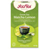 YogiTea Luomu Green Matcha Lemon -teepakkaus; suorakulmainen, mattapintainen rasia vihreän ja keltaisen sävyissä; etiketissä kuva teekupista, matchajauheesta, sitruunaviipaleista ja sitruunaruohosta; merkki ja tuotetiedot luettavissa etiketistä; kuvattu suoraan edestä neutraalia taustaa vasten, ei ihmisiä tai käsiä näkyvissä.